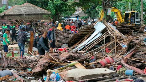 222 Dead, Hundreds Injured as Tsunami Strikes Java, Sumatra Islands