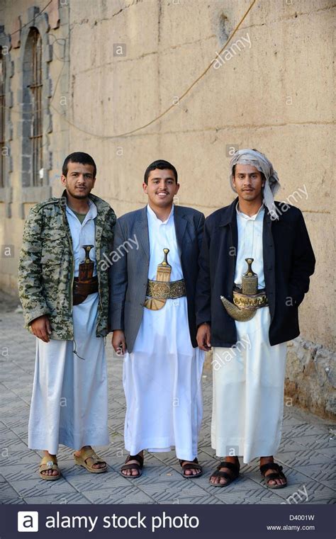 three-yemani-men-on-the-streets-of-sanaa-capital-city-of-yemen-wearing-D4001W.jpg (865×1390 ...