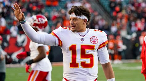 Chiefs coach Reid comments on Patrick Mahomes no-look pass