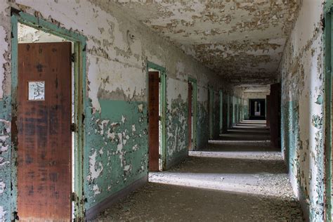 Hallway of an Abandoned Mental Hospital, 2016 [OC] [4272 x 2848 ...