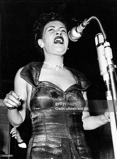 Holiday, Billie *-+Jazz singer and songwriter, USAgiving a concert News Photo - Getty Images