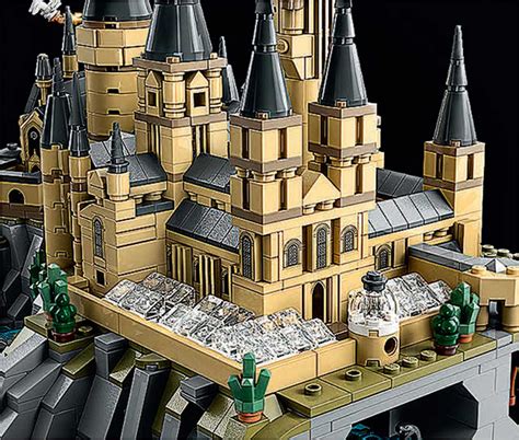 LEGO Micro Build Of Hogwarts Castle And Grounds Previewed In LEGO Japan Catalog