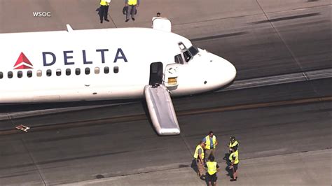 Delta plane lands at Charlotte airport without landing gear - Good ...