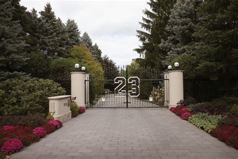 Inside Michael Jordan's $14.8 Million Illinois Mansion He Can't Sell