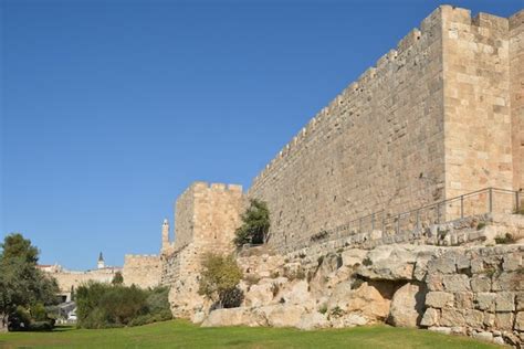 Premium Photo | The walls of the old city in jerusalem