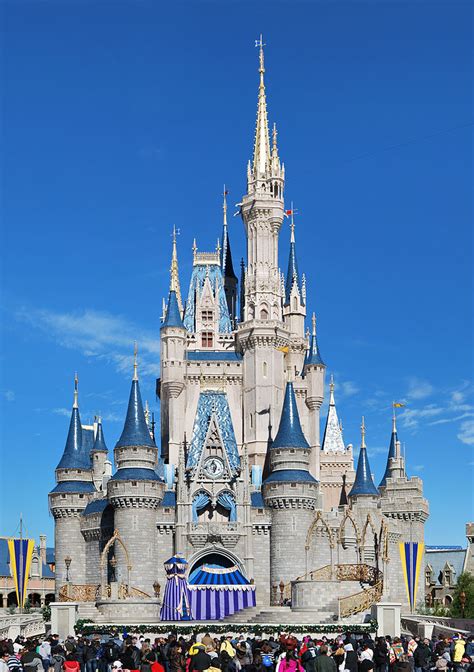 File:Cinderella Castle 2013 Wade.jpg - Wikimedia Commons