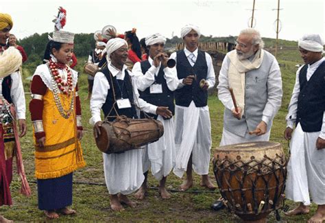 RaGa's Folk Dance with Locals, Mamata's Drum Jig Reminds us of Netas ...