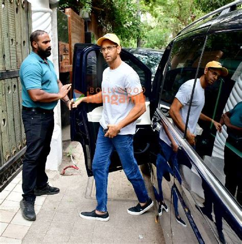 Photos Hrithik Roshan snapped at Siddharth Anand’s office in Khar (2 ...