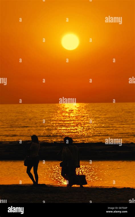 Siluetas de personas junto al mar fotografías e imágenes de alta resolución - Alamy