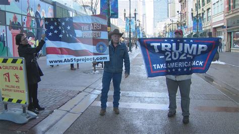 Tucker Carlson draws thousands in Calgary, speaks with Alberta Premier