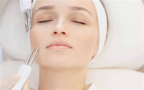 Are microcurrent facials better than Botox and fillers? - Etre Vous