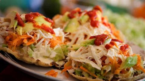 Tostadas de pollo deshebrado de 156 Kcal - Receta fácil en la app Avena