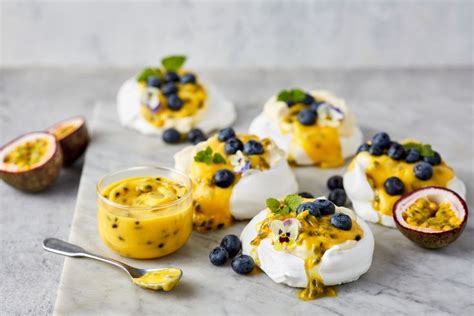 Foodie Friday: Mini pavlovas with passionfruit curd - The Interiors ...