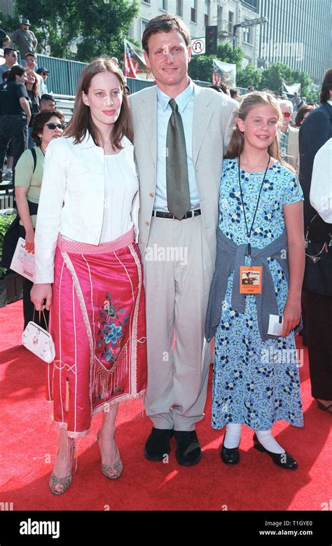 LOS ANGELES, CA. June 12, 1999: Actor TONY GOLDWYN & family at the world premiere in Hollywood ...