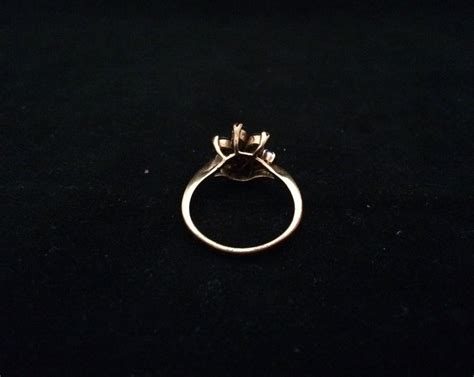 Classic 8k gold ring with beautifully cut gemstones - Catawiki