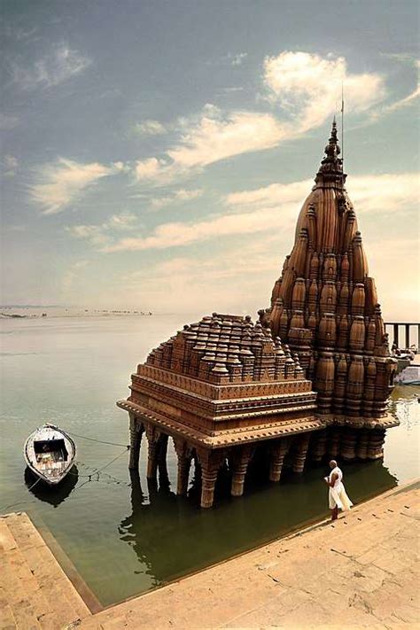 The leaning Temple of Varanasi which leans more than the famous tower ...