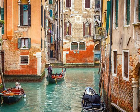 Venetian Gondola: The memorable view of the floating city | KAYAK