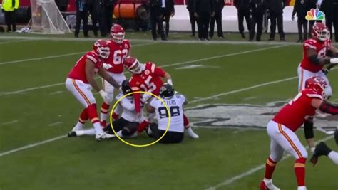 Patrick Mahomes leaves game with apparent ankle injury