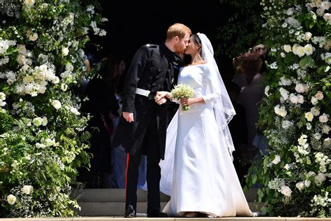 meghan-markles-givenchy-wedding-dress-was-absolutely-stunning