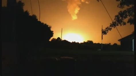 1 dead after gas explosion in central Kentucky, flames light up sky ...