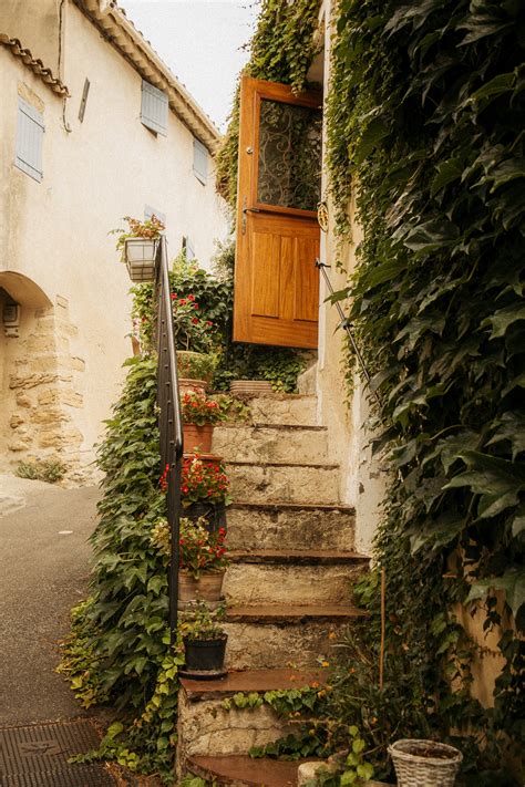 A Guide to Lourmarin: The Prettiest Village in Provence — the weithouse