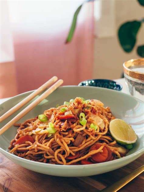 Easy Indonesian Mie Goreng Recipe (vegetarian fried noodles) | Resep | Mie, Indonesia