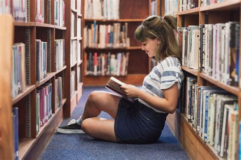 Girl reading in library | Free Photo