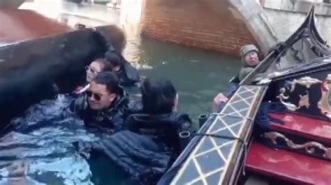 Venice gondola capsizes after tourists ignore warnings to sit down. - ABC News