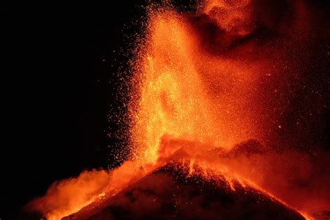 Italy's Mount Etna lights up night sky in stunning eruption - December ...