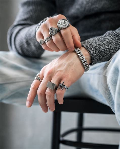 A Guide to wear Rings for Men: What Rings Mean on Each Finger