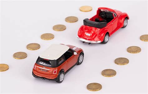 Toy car on the road made from coins - Creative Commons Bilder