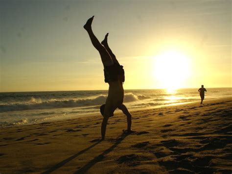 Health Benefits Of Handstand - Boldsky.com