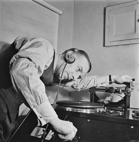 RADIO PRESENTER & BBC announcer Wilfred Pickles plays a long pl- 1942 Old Photo EUR 6,54 ...