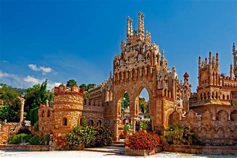 El Castillo de Colomares y la curiosa historia de la iglesia más pequeña del mundo - Viajar