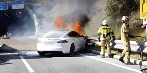 Tesla Model S fire vs 35 firefighters - watch impressive operation after a high-speed crash ...