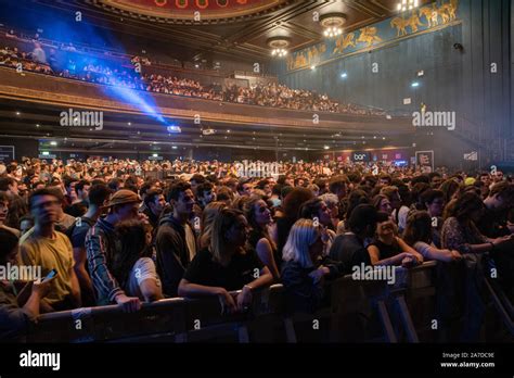 Spectateurs au concert d'Orelsan au O2 Forum, Kentish Town, Londres ...