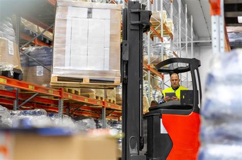 Know Your Parts: Your Guide to the Forklift Mast and Why It Matters