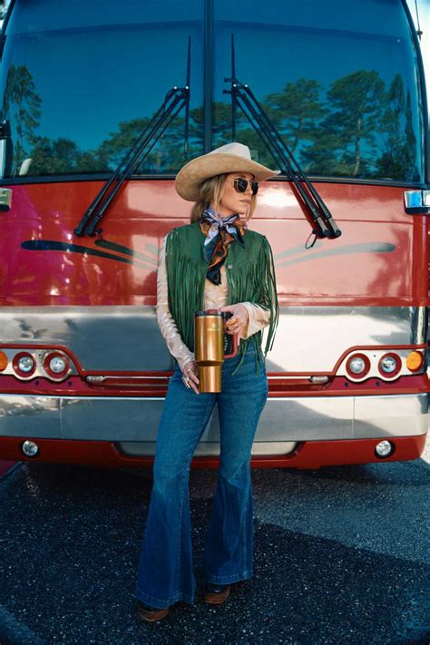 Lainey Wilson Unveils Striking New "Country Gold" Stanley Tumbler: Here ...