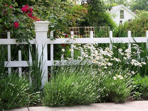 27 Beautiful White Fence Ideas to Add Curb Appeal to your Home