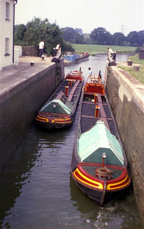 Grove Lock Grand Union Canal | The second of two loaded pair… | Flickr