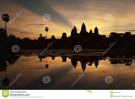 Angkor Wat at sunrise stock image. Image of mirror, suryavarman - 35541543