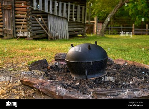 Cast iron cast iron kettle pot hi-res stock photography and images - Alamy