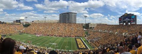 Kinnick Stadium - Facts, figures, pictures and more of the Iowa State Hawkeyes college football ...