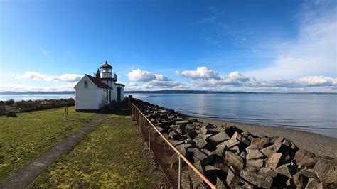 Seattleite’s in the Sun @ Discovery Park Lighthouse : r/Seattle