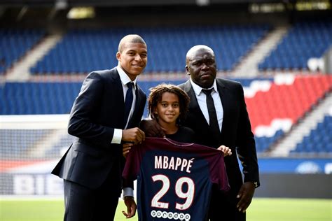 Mbappe Parents : Kylian Mbappe scoops two prizes at Ligue 1 awards | Sportstons - Lamari is of ...