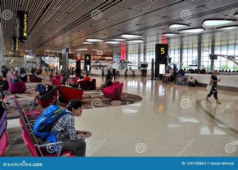 Passengers At Singapore Changi Airport Terminal 4 Departures Check In ...