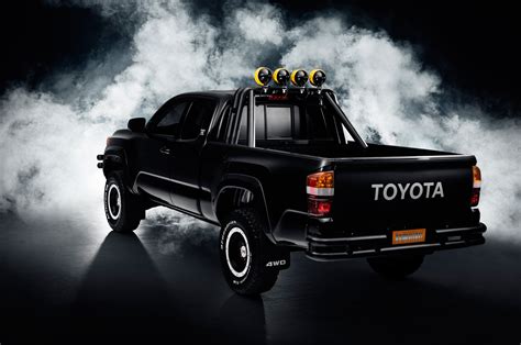 2016-Toyota-Tacoma-Back-to-the-Future-tribute-truck-rear-three-quarter - Motor Trend en Español