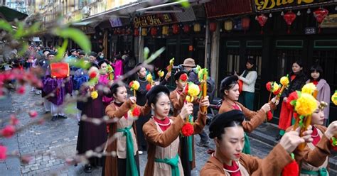 Traditional Tết rituals take place in Hà Nội Old Quarter