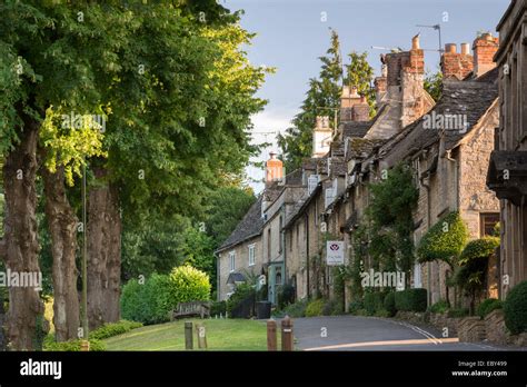 Pretty cottages along The Hill in the Cotswolds town of Burford ...