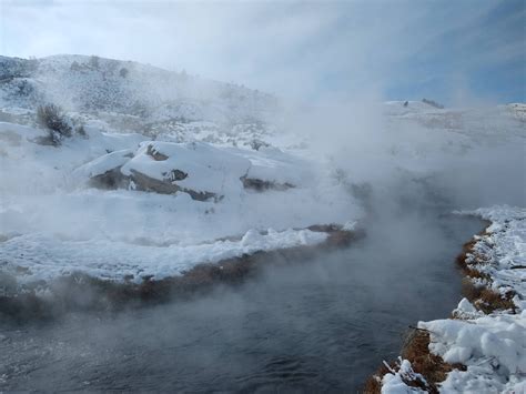 How to Visit Yellowstone in Winter: Ultimate Guide to the Park's Best ...